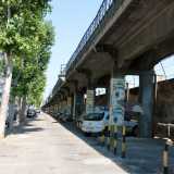 Costeggiamo il muro perimetrale del Redentore su via Martiri d�Otranto e arriviamo su corso Italia, l� dove si innalzano i piloni dei binari sopraelevati delle ferrovie del nord barese
